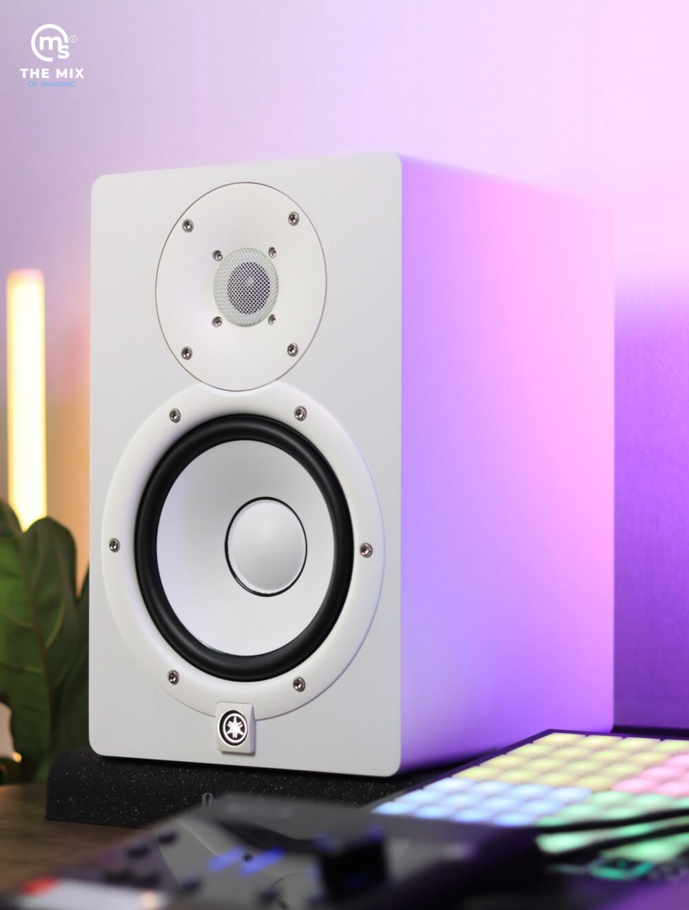 Alternative view of Yamaha HS7 Powered Studio Monitor - White (Pair)
