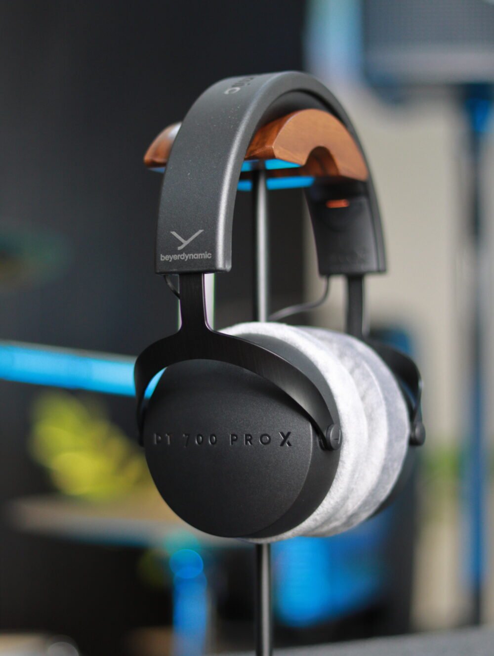 Alternative view of beyerdynamic DT 700 PRO X 48-ohm Studio headphones for recording & monitoring (closed)