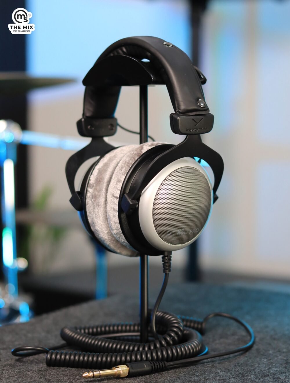 Alternative view of beyerdynamic DT 880 PRO 250-ohm Studio headphones for mixing and mastering (semi-open)