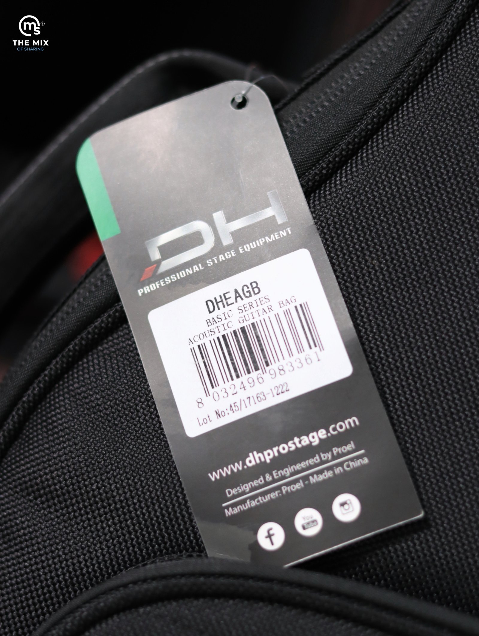 DieHard DHEAGB Professional Acoustic Guitar Bag made of waterproof 1200D polyester material - Image 3