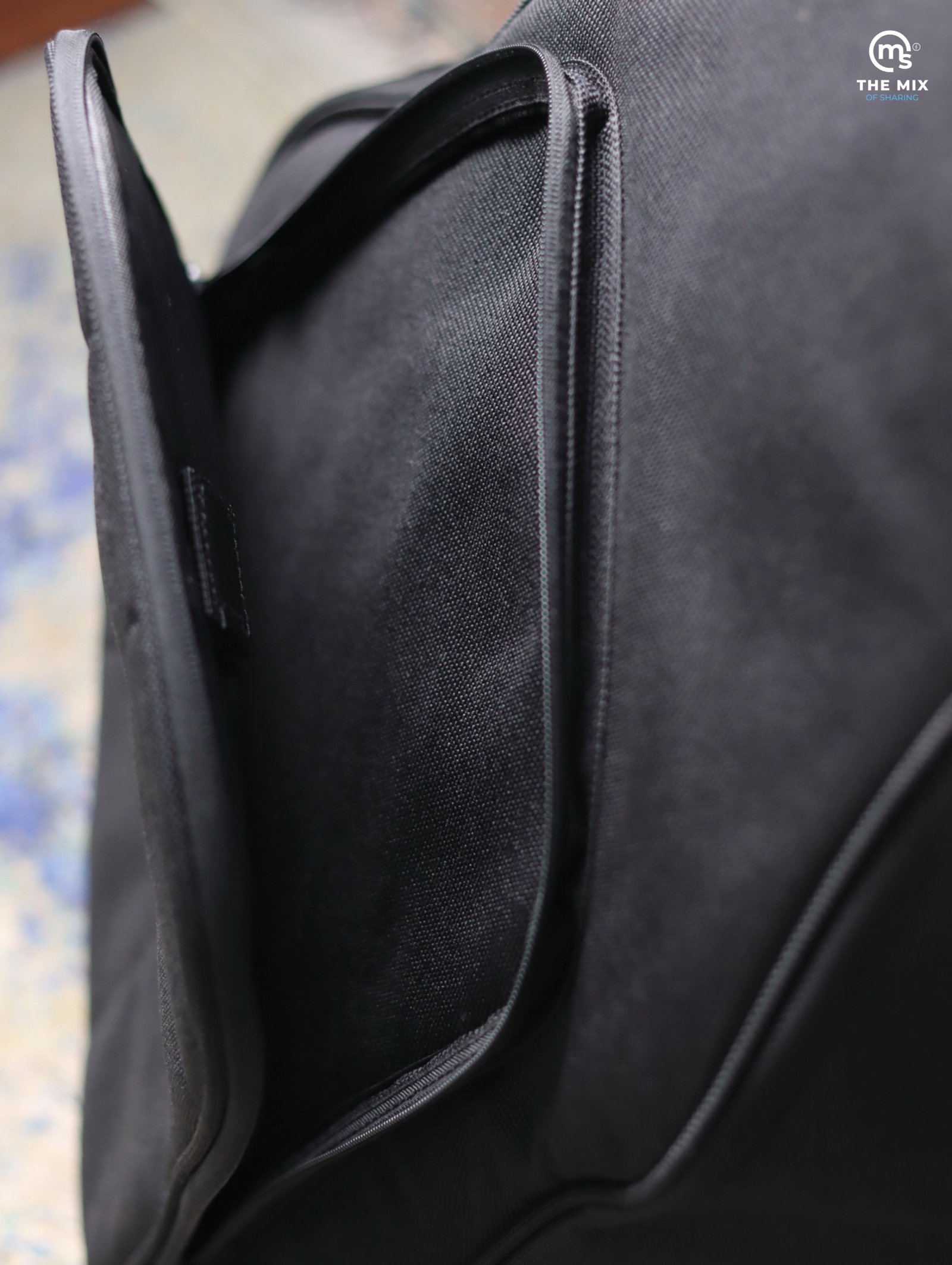 DieHard DHEAGB Professional Acoustic Guitar Bag made of waterproof 1200D polyester material - Image 7