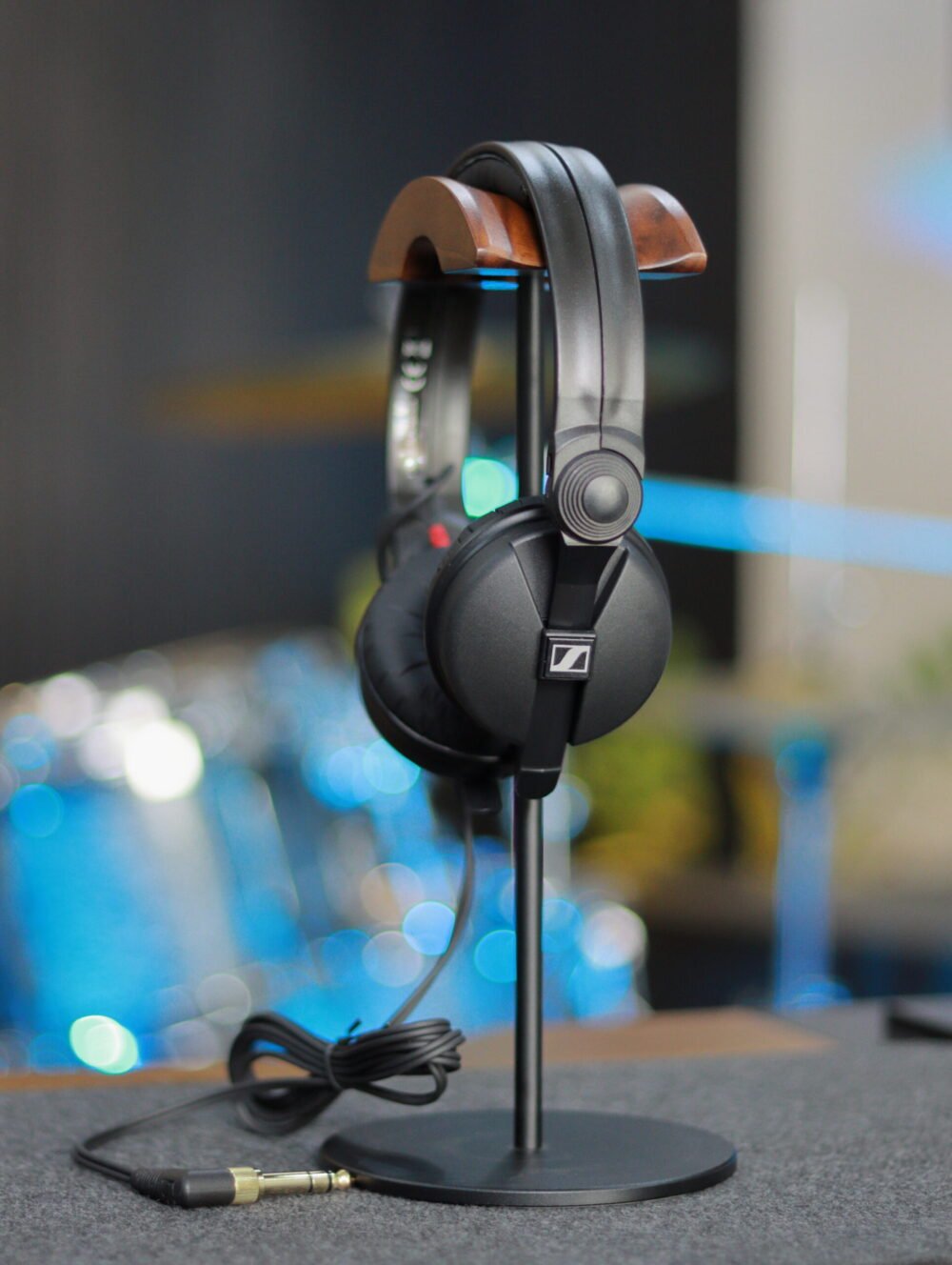 Alternative view of Sennheiser HD25 Induestry standard DJs headphone - (closed)