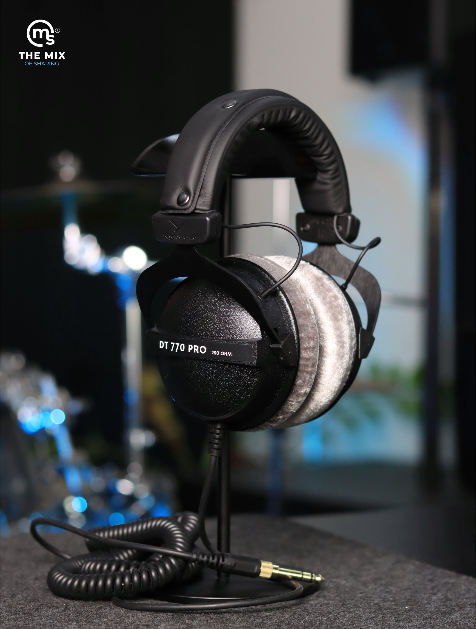 Alternative view of beyerdynamic DT 770 PRO 250-ohm Reference headphones for control and monitoring purpose (closed)