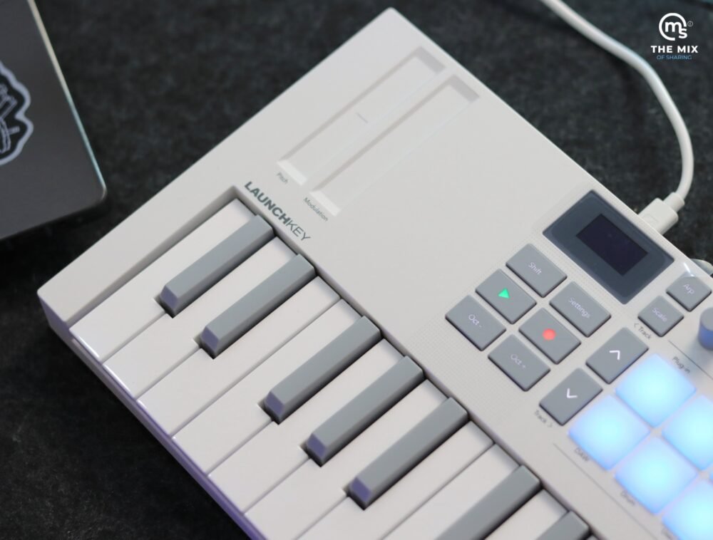 Novation Launchkey Mini 37 White Midi Keyboard Controller - Image 12