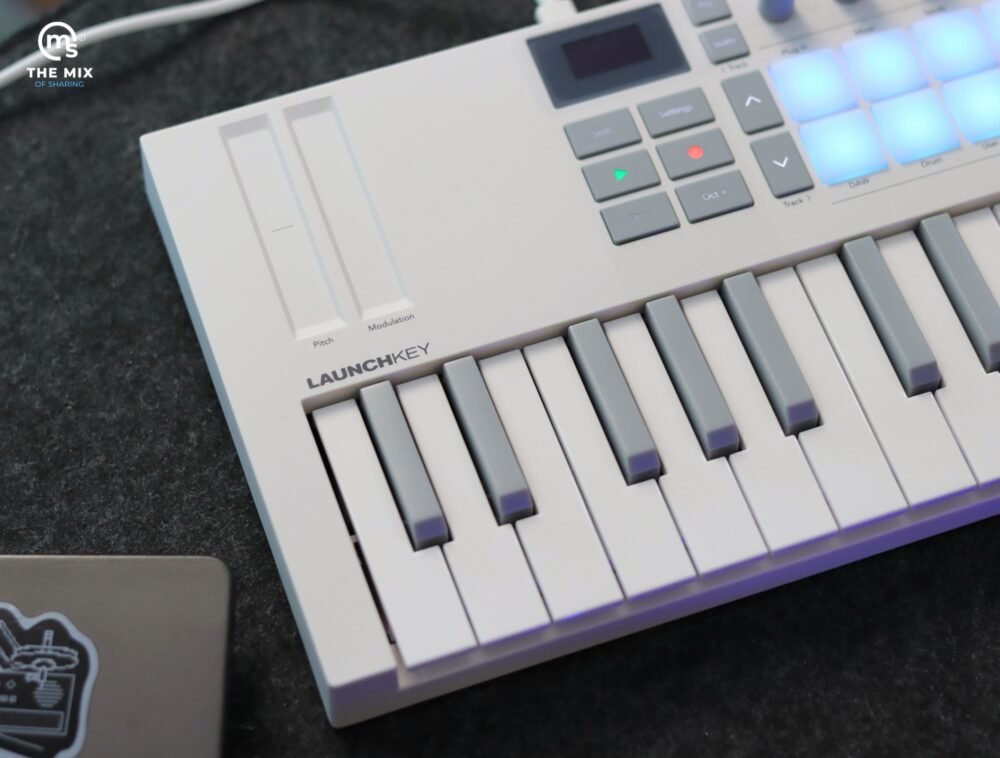 Novation Launchkey Mini 37 White Midi Keyboard Controller - Image 4