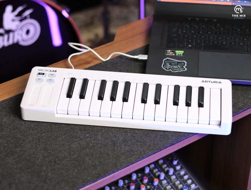 Alternative view of Arturia Microlab MK3 Keyboard Midi Controller - white